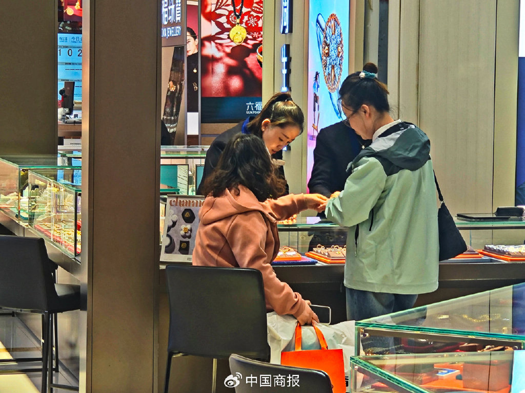 黄金市场波动加剧，消费者还买吗？
