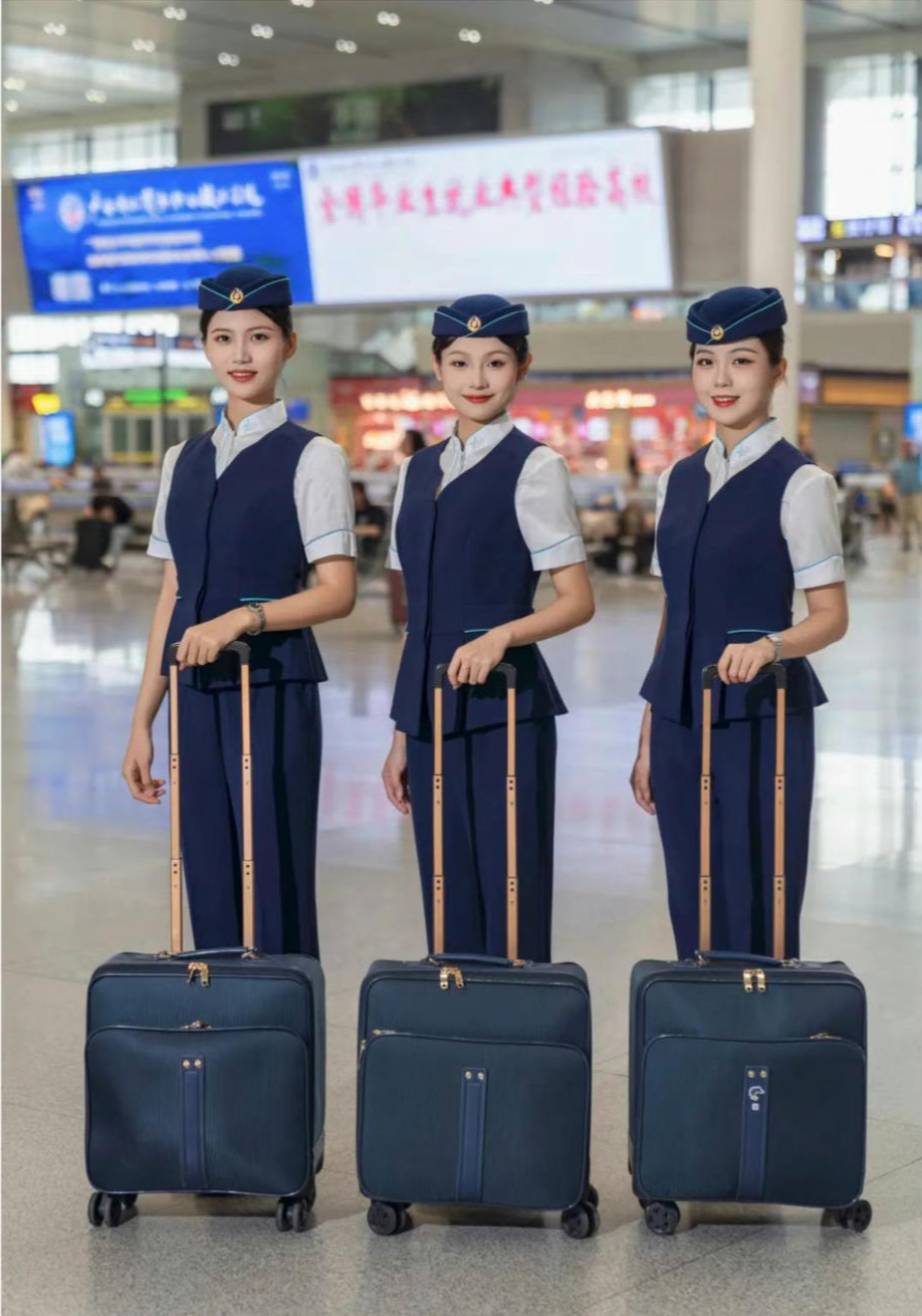 南宁局集团新推出的夏季制服 中国铁路 图