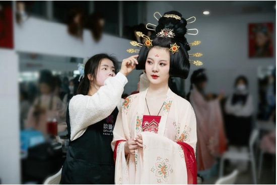 欧曼谛学子打造创意妆容