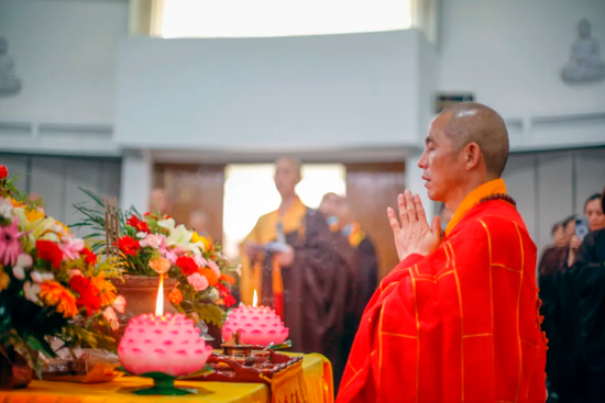 少林寺新住持印乐法师会开挖掘机，80斤的麦子自己扛，主张“农禅并重”，曾亲自收黄豆送给敬老院、孤儿院_少林寺新住持印乐法师会开挖掘机，80斤的麦子自己扛，主张“农禅并重”，曾亲自收黄豆送给敬老院、孤儿院_