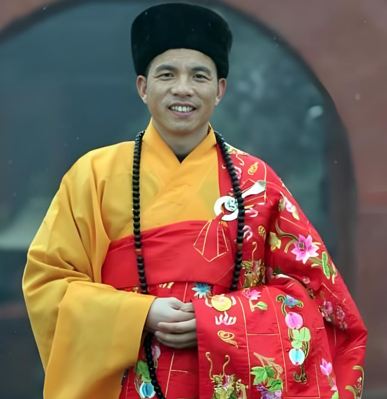 少林寺新住持印乐法师会开挖掘机，80斤的麦子自己扛，主张“农禅并重”，曾亲自收黄豆送给敬老院、孤儿院__少林寺新住持印乐法师会开挖掘机，80斤的麦子自己扛，主张“农禅并重”，曾亲自收黄豆送给敬老院、孤儿院