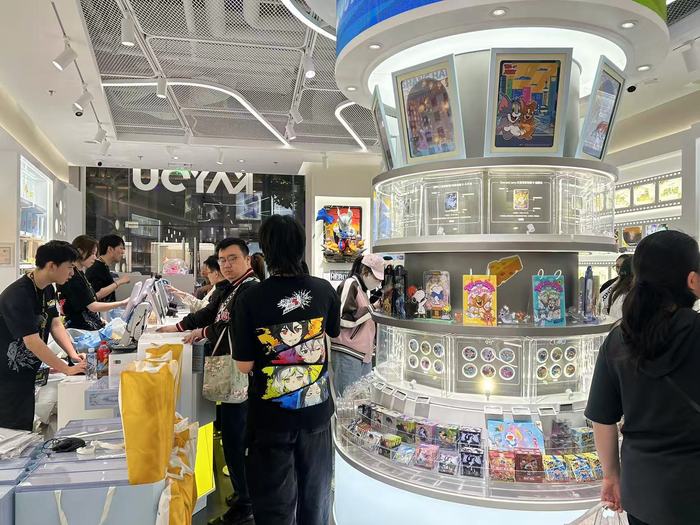 中外游客这个五一爆买卡牌和潮玩__中外游客这个五一爆买卡牌和潮玩