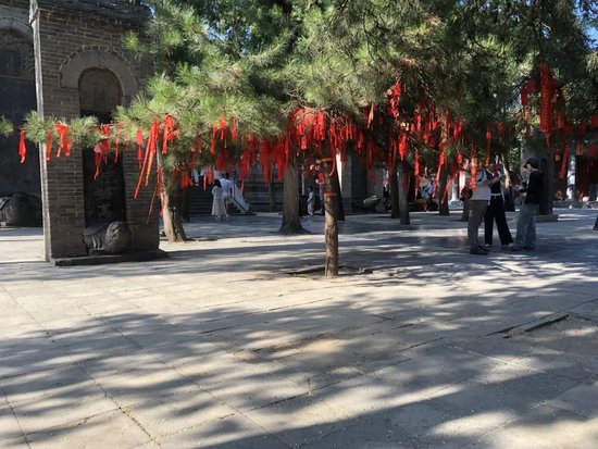  少林寺内的释永信纪念碑，已被移除