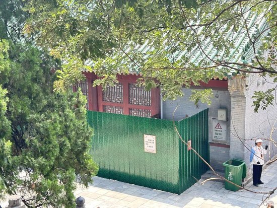  少林寺方丈室，被绿色围挡团团围住