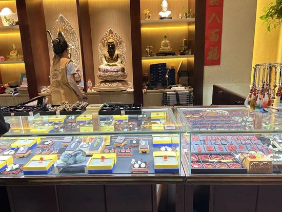  少林寺的法物流通处，装潢精致