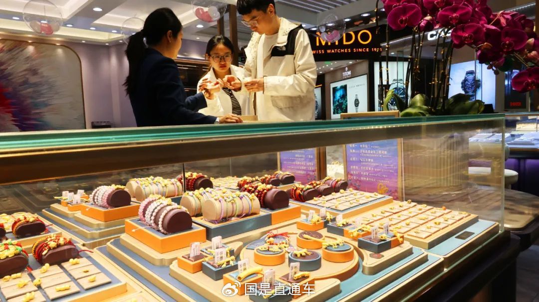   顾客在选购黄金饰品。(资料图）中新社发 耿玉和 摄