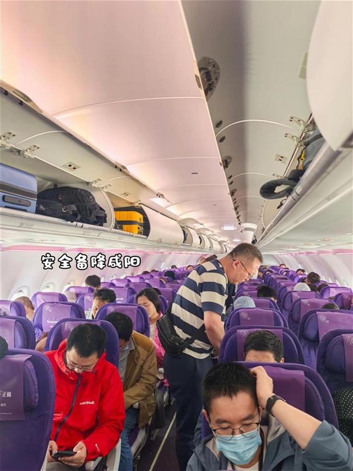 上海飞银川客机触地复飞紧急备降西安，亲历者：不少乘客都吐了，安全员说如果硬降机翼或被拍断__上海飞银川客机触地复飞紧急备降西安，亲历者：不少乘客都吐了，安全员说如果硬降机翼或被拍断