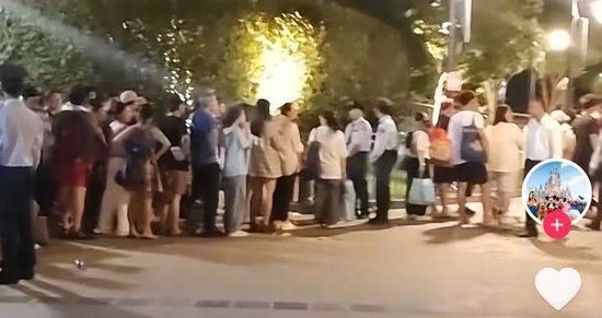 通宵排队14小时，有人带枕头躺路边！迪士尼新品被疯抢