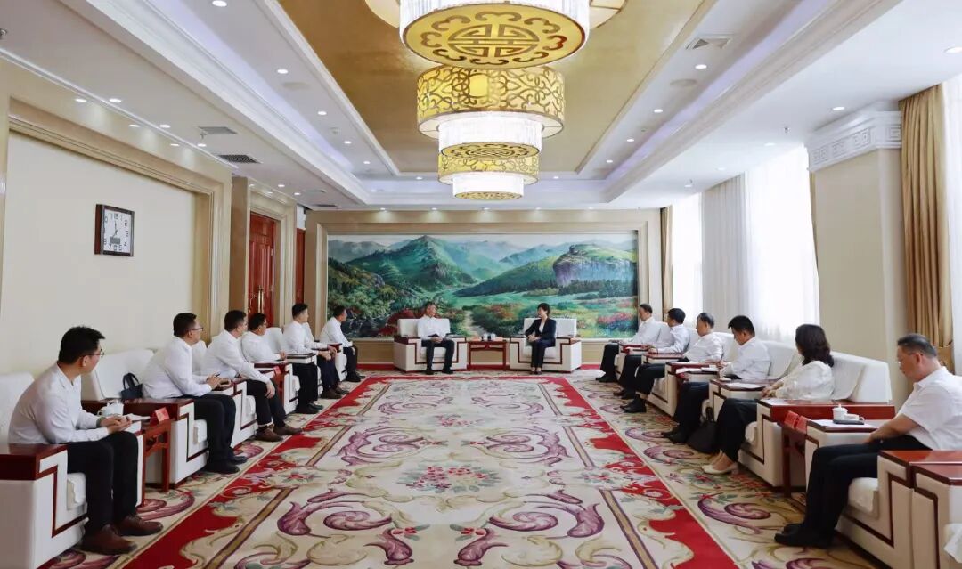 盟委书记黄雅丽，盟委副书记、盟长白海林会见华润集团副总经理韩跃伟一行。