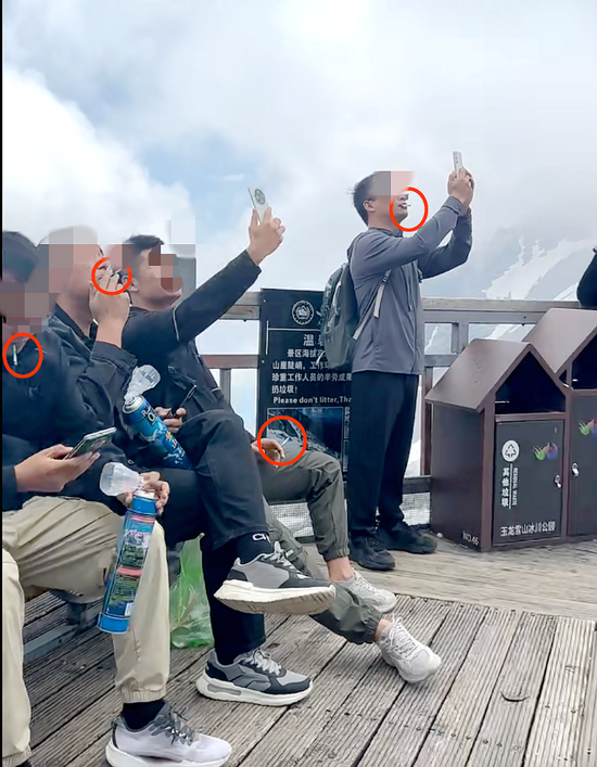 　网友拍下4名游客在景观平台抽烟。  视频截图 
