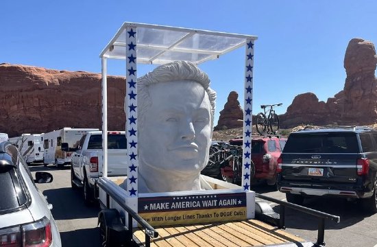 “让美国再次等待”，马斯克讽刺雕像在美国各大国家公园轮流展出