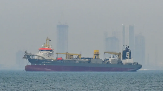 多艘商船在阿联酋沿海抛锚停泊。