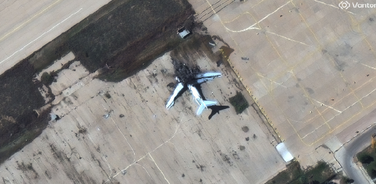 伊朗Shiraz一个空军基地内,一架被摧毁的Il-76飞机。