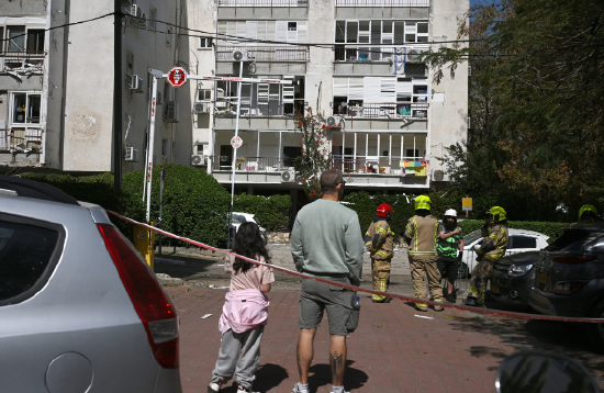 3月6日,一枚投射物落在以色列Givatayim,紧急救援人员赶到现场。