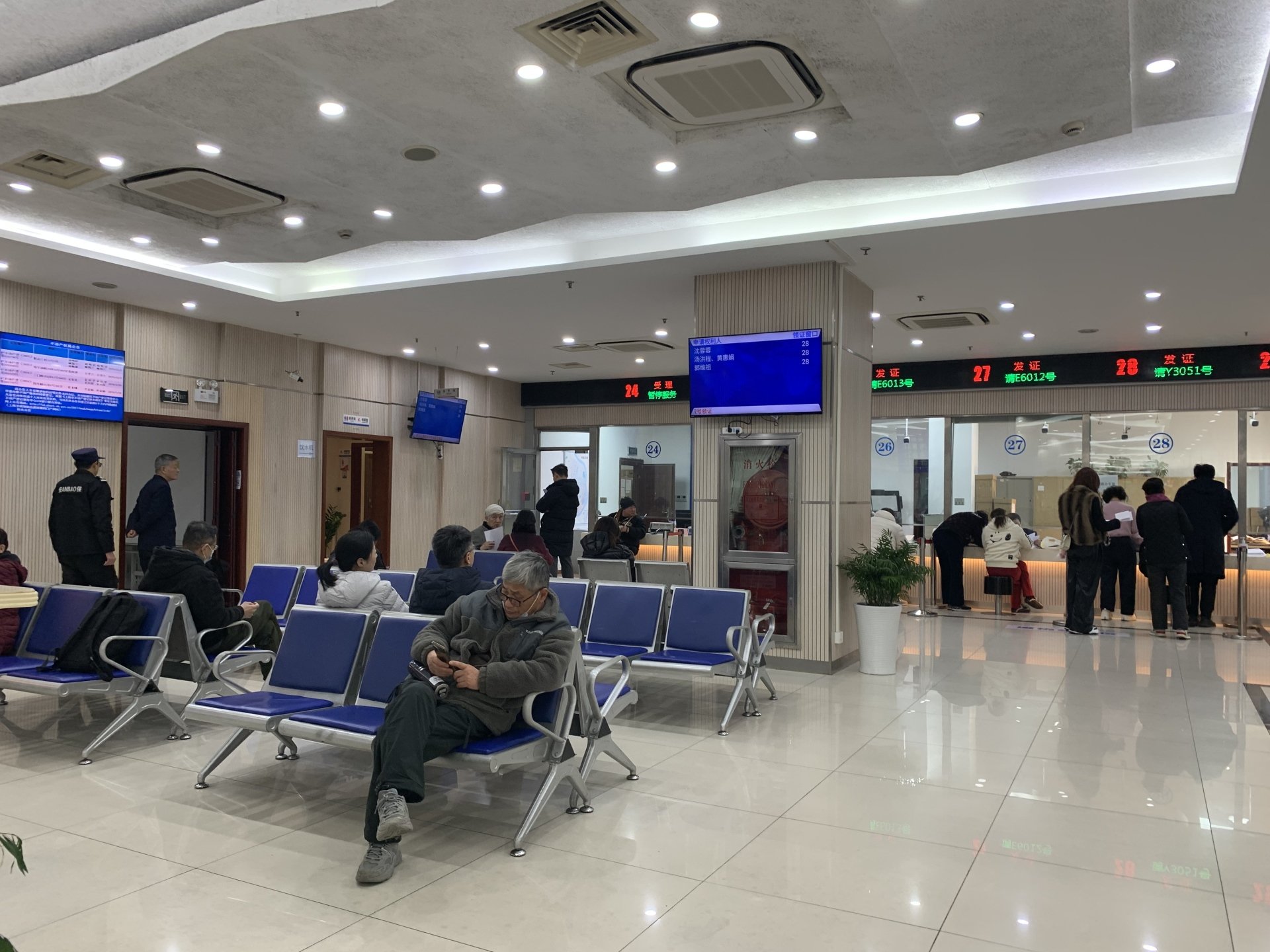 2月11日下午，上海市杨浦区房地产交易中心依然繁忙 图片来源：每经记者 包晶晶 摄