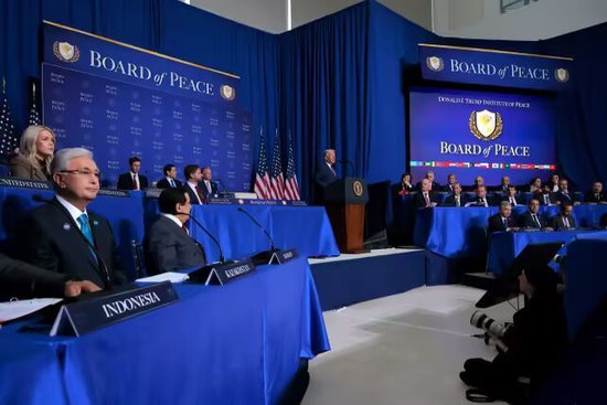 特朗普弹琴视频_特朗普遭二度弹_