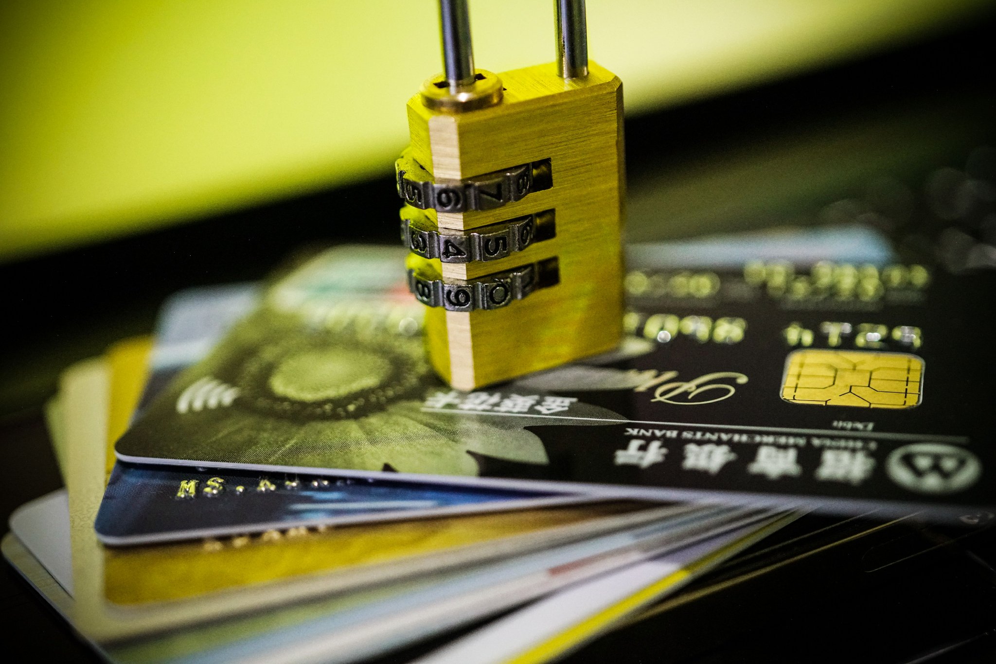 “今天银行业面临的最大矛盾就是零售客户数不增”，有银行客户数下降